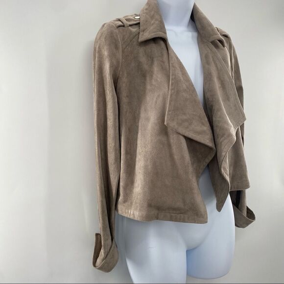 CUPCAKES & CASHMERE Robin Faux Suede Drape Front Cropped Moto Jacket - Picture 4 of 10